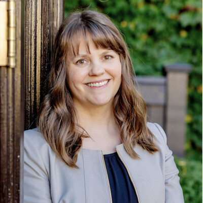 Jody Skogen, Certified Outgrow Advisor, smiling in a gray blazer outdoors